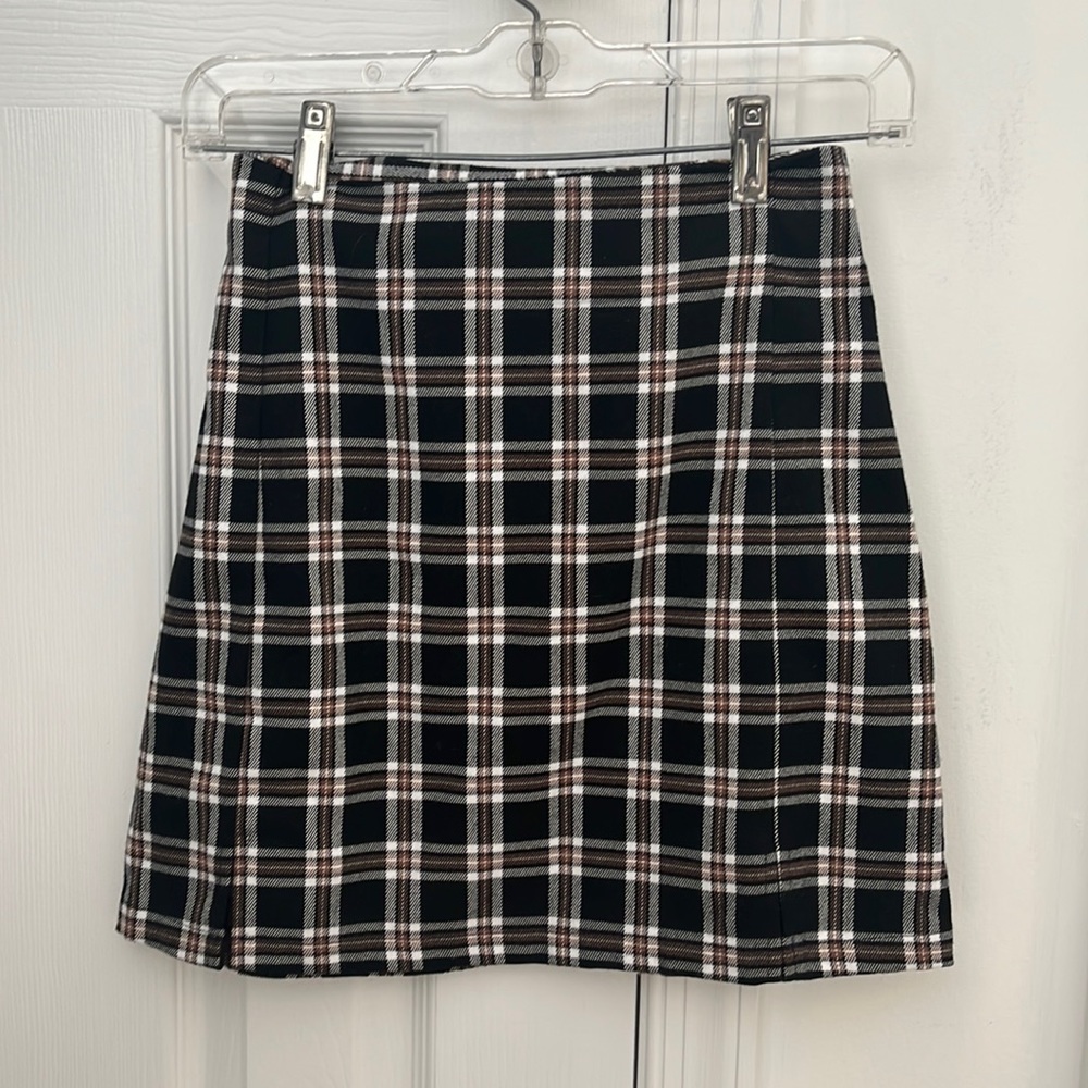 This Brandy Melville fitted plaid skirts fits size XS/S and is very soft.